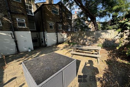 Georgian conversion spread on the ground floor with charming patio garden - Photo 5