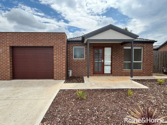 2/8 Coventry Place, Melton South, VIC 3338 - Photo 1