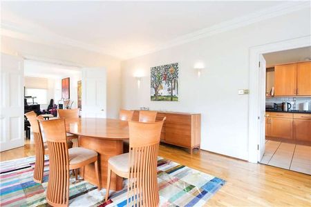 A very spacious four bedroom family flat with excellent reception space. Highly recommended. - Photo 3