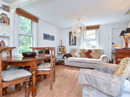 Charming two bedroom cottage with a courtyard garden located in the village area of Tunbridge Wells. - Photo 4