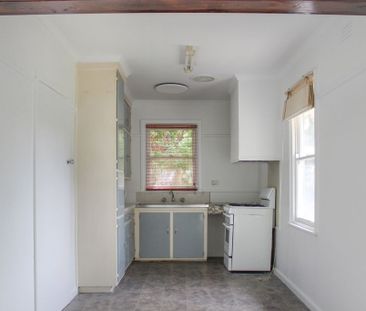 FRESHLY PAINTED HOME IN GREAT LOCATION - Photo 4