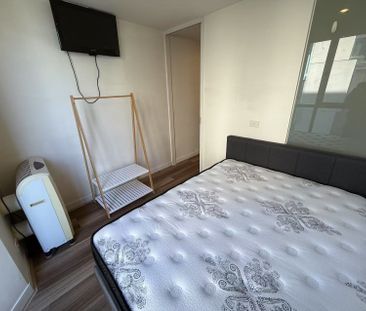 Furnished 1-Bedroom Apartment in Prime North Melbourne Location – I... - Photo 1