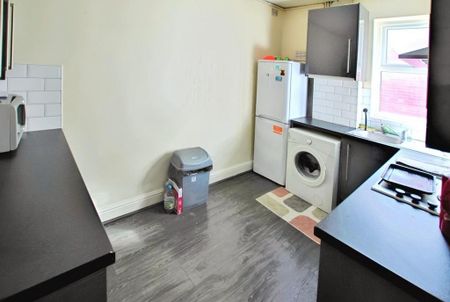 3 bedroom flat to rent - Photo 5