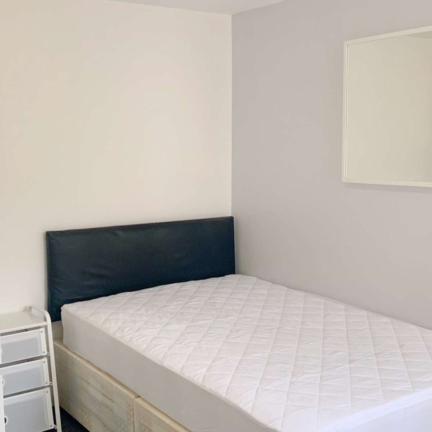 6 Bed Student House in Kensington! Terraced house in Empress Road, L7 - Photo 1