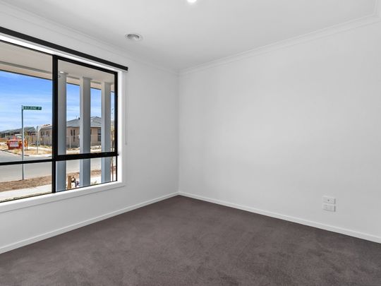 Spacious 4-Bedroom Family Home with Modern Comforts in Beveridge! - Photo 1