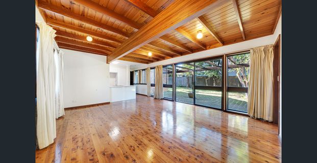 Family Home – Walk to School - Photo 1