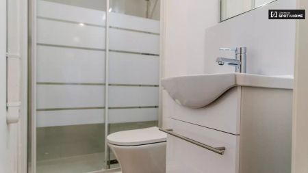 Double bed in Colourful rooms for rent in 5-bedroom apartment near Metro in Burjassot - Photo 2