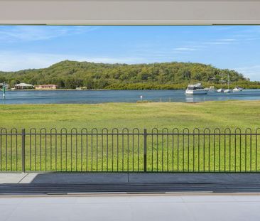 Refurbished family home in prime waterfront position - Photo 2