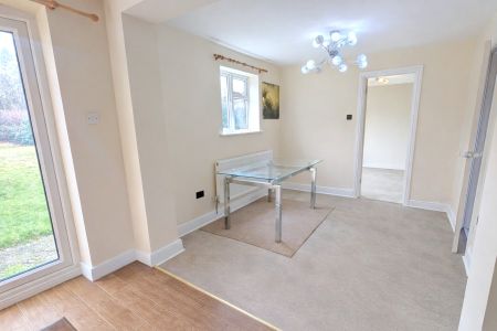 Balmoral Drive, Woking, Surrey, GU22 - Photo 4