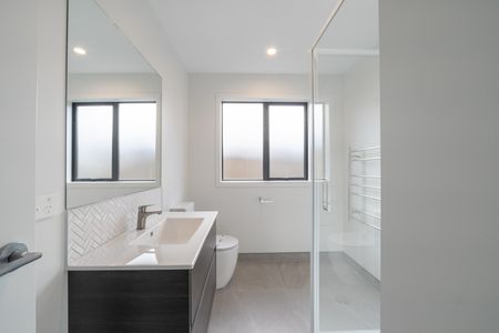 Modern near new 2 bedroom Unit + Garage - Photo 3