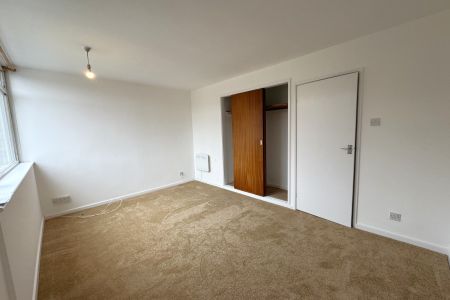 Southview Court, Woking, Surrey, GU22 - Photo 5