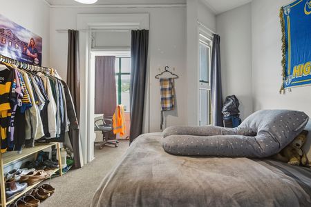 2026 – Spacious Six-Bedroom Home in Prime Location Near the University. - Photo 3