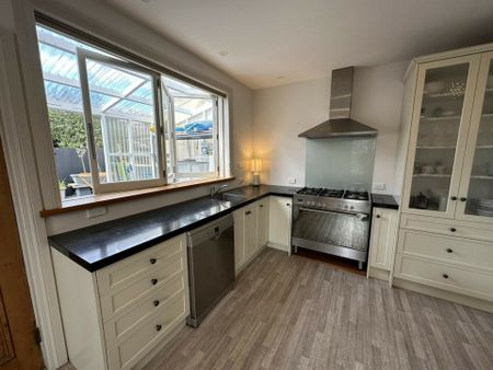 The epitome of character, class and modern comfort - Photo 5