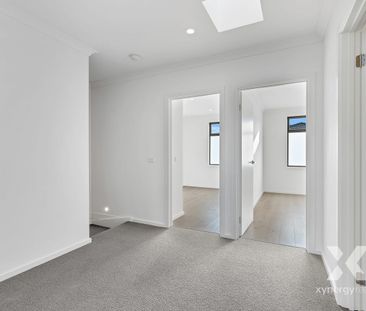 Stunning 3-Bedroom Townhouse in the Heart of Braybrook! - Photo 2