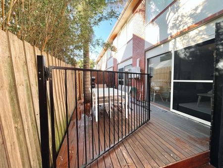 SPACIOUS AND BRIGHT TWO BEDROOM APARTMENT - Photo 4