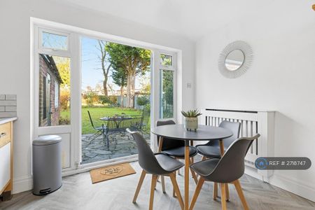 1 bedroom in a house share to rent - Photo 2