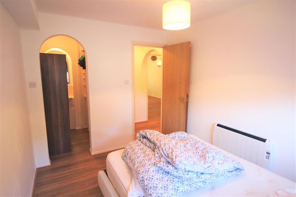2 bed flat to rent in Pasteur Close, Colindale, NW9 - Photo 1