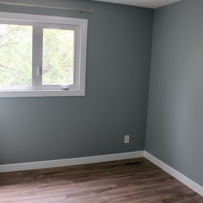 Renovated 3 Bedroom Townhouse With Modern Finishes. - Photo 1