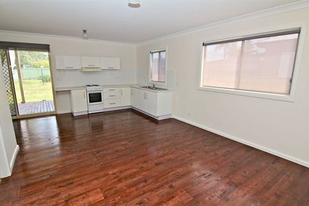 Quaint Cottage - Fantastic Location - Photo 2