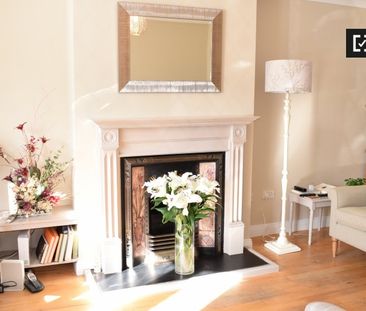 Bright room in 4-bedroom house in Riverston Abbey, Dublin - Photo 5