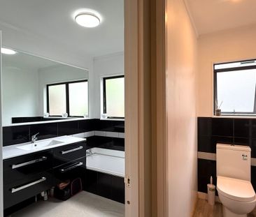 Spacious 3 Bedroom Family Home with Elevated Views Over Waipuna Park - Photo 6