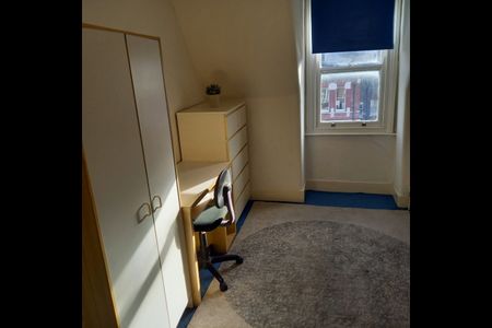 Room in a Shared House, Weston Park, N8 - Photo 3