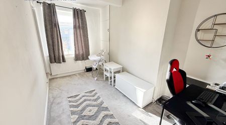 Newhey Road, Newhey, Rochdale OL16 4JY - Photo 3