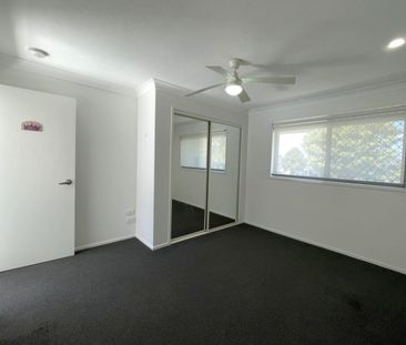 Spacious Family Home With Pool - Photo 2