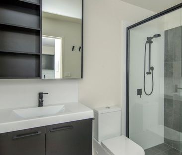 Centrally located, close to transport and harbour - Photo 3