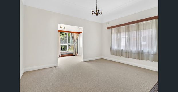 Family home convenient to shops, bus & schools. - Photo 1