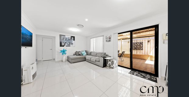 Modern Family Living with a Sparkling Pool ! - Photo 1