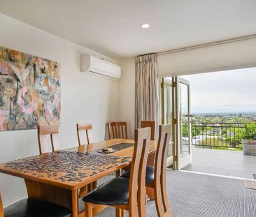 Sun-filled entertainer with panoramic views - Photo 1