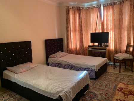 5 Bed Terraced House, Gordon Road, IG1 - Photo 4