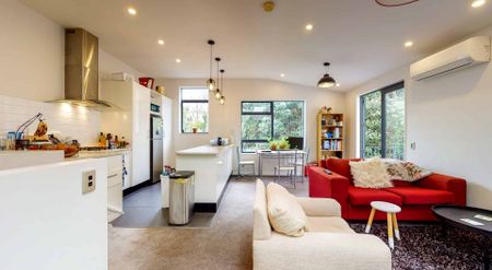 Stylish 3-Bedroom Townhouse in Sought-After Kelburn - Photo 2