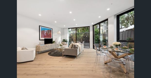 Exclusive Toorak Living: Luxury Two-Bedroom Apartment, Fully Furnished - Photo 1
