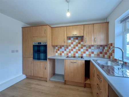 2 bedroom semi-detached bungalow to rent - Photo 3