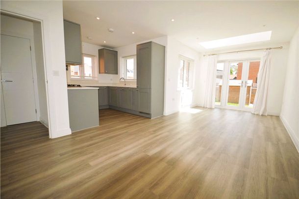 4 bedroom semi-detached house to rent - Photo 1