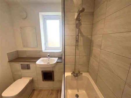 A newly built three bedroom house in the popular Beaulieu Park development - Photo 3