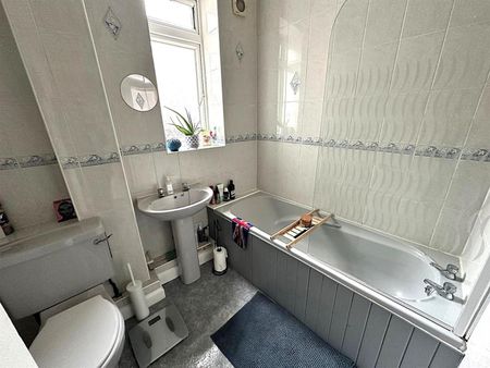 1 bedroom Flat To Let - Photo 4