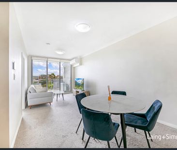 Low-maintenance one-bedroom in sought-after location - Photo 3