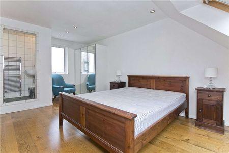 A well-presented three bedroom house with a private garden in Barnsbury, close to Angel and King's Cross. - Photo 4