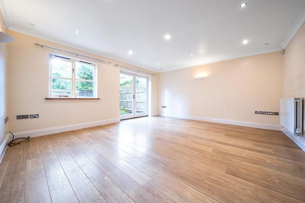 4 bedroom end of terrace house to rent - Photo 1