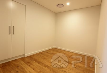 Luxury Apartment great location with plenty sunshine + Bedroom size study with wardrobe (the 2nd bedroom) - Photo 3