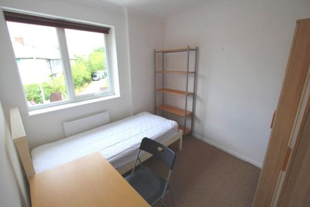 5 bedroom semi-detached house to rent - Photo 3