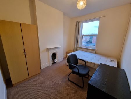 4 Bed Student Accommodation - Photo 2
