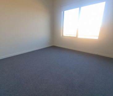 **Modern Comfort in Truganina: Stylish 4-Bedroom Family Home** - Photo 1