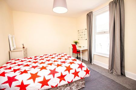 4 bedroom semi-detached house to rent - Photo 4