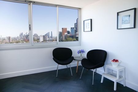 Immaculately presented apartment with breaktaking views! - Photo 3