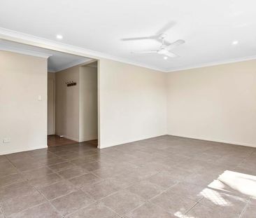 CENTRAL HERVEY BAY - SPACIOUS DUEL LIVING HOME - Photo 4