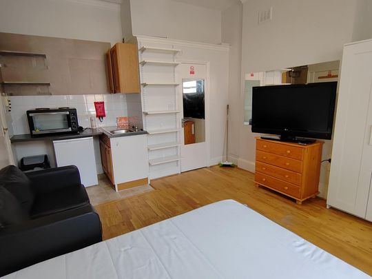 Studio to rent - Photo 1